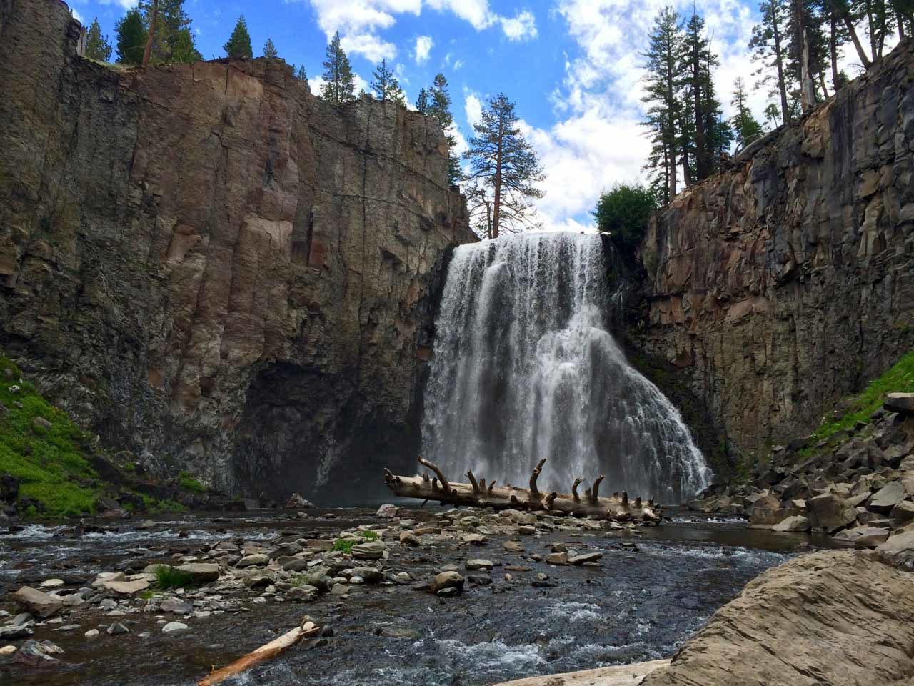 Rainbow Falls in Devils Postpile National Monument