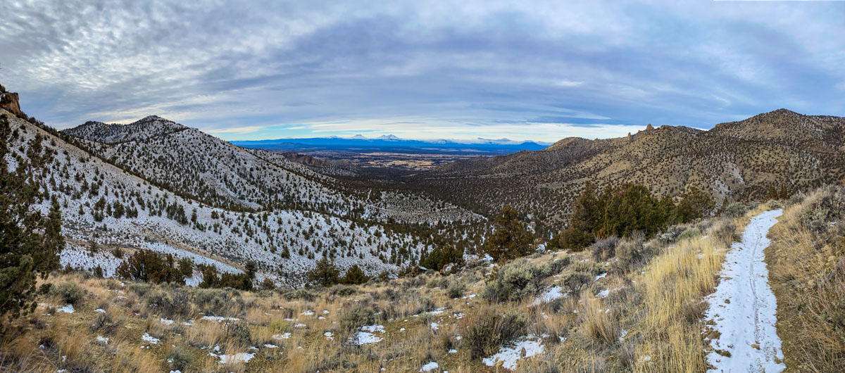 Panoramic view of the Cascades from the Gray Butte Trail